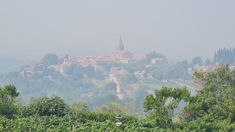 Hrvaška Istra v slovenskem dimu, ljudi pozivajo, naj ne zapuščajo domov