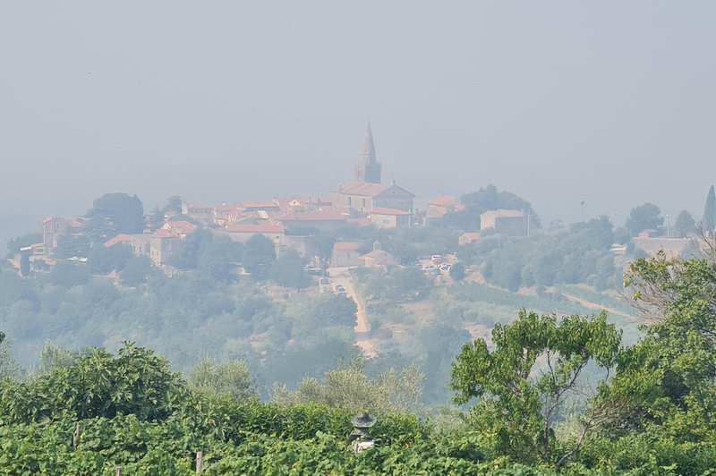 Hrvaška Istra v slovenskem dimu, ljudi pozivajo, naj ne zapuščajo domov (foto: Uredništvo)