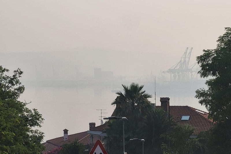 Požar in dim se širita! Umaknite se iz območja Obale (foto: Radio Capris)