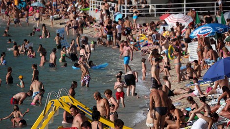 Da se vse draži, se vidi tudi na plaži: ta prizor iz Hrvaške vas bo nasmejal