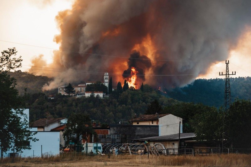 Razmere na Krasu se zaostrujejo: to Slovencem sporočajo gasilci! (foto: Facebook Miren Kras (FOTO: Mitja Ambroželj))