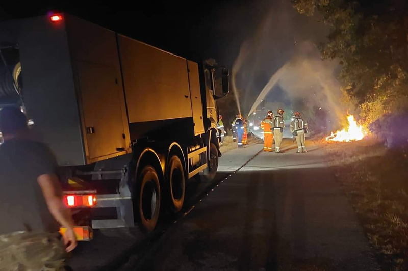 Utrujenim gasilcem na pomoč priskočili tudi vojaki: poskrbeli za zdravstveno oskrbo, prenočišča in hrano (foto: Twitter/Slovenska vojska)