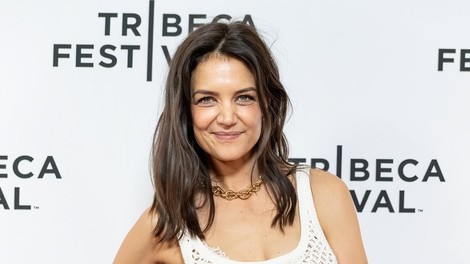 Katie Holmes sporoča: klasično belo srajco to poletje nosimo na prav poseben način