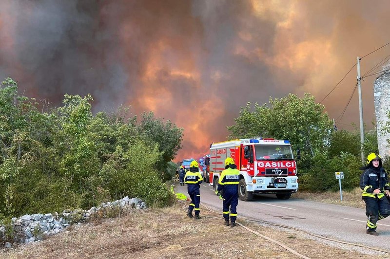 Evakuiranih že več kot 500 ljudi, požar zdaj ogroža tudi to vas (foto: Policijska uprava Maribor)