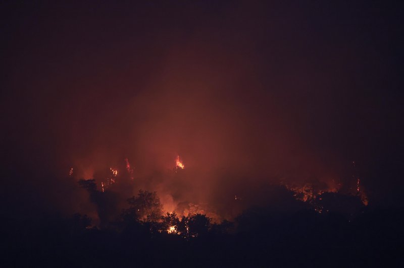 Nove informacije: za gasilci na Krasu težka noč (foto: Bobo)