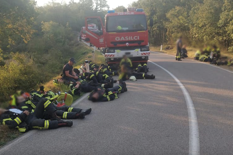 Gasilci imajo vse več znakov utrujenosti, ogenj pa ne pojenja (foto: Facebook/Gasilska enota Ribnica)