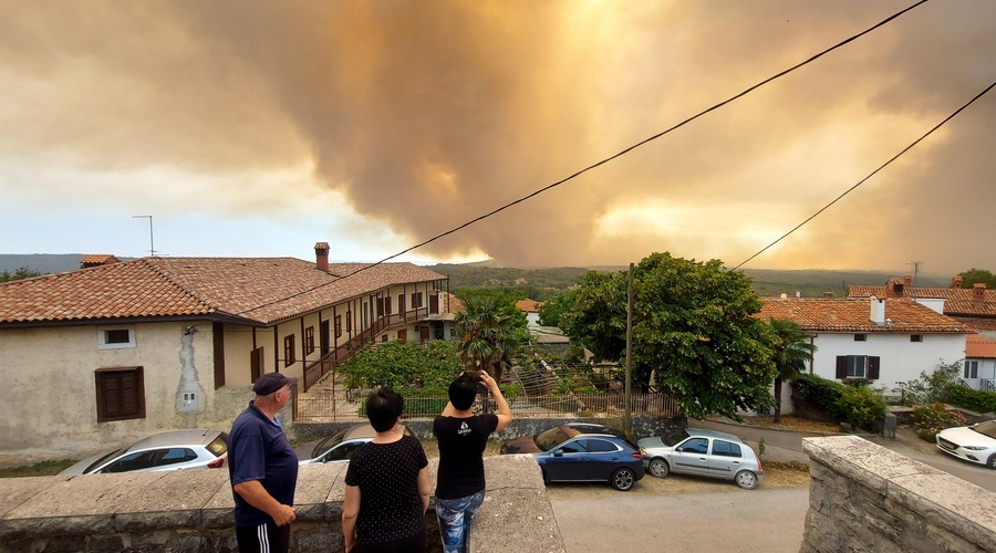 V močno prizadeti kraški občini imajo le dve želji: čim več padavin in dolgotrajno pomoč države (foto: Bobo)