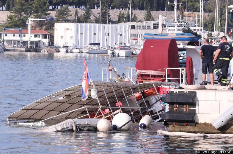 Domnevni "kapitan" skoraj ogrozil življenja turistov! (foto: Twitter/PIXSELL Croatia)