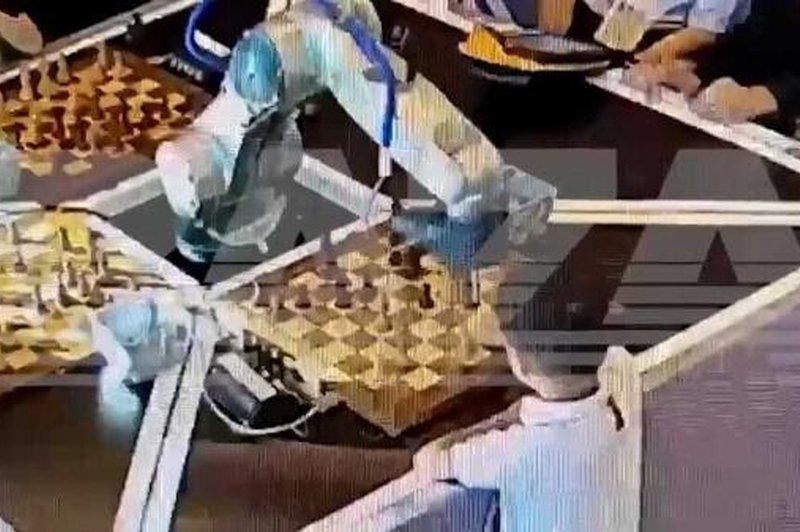 7-letnik huje poškodovan med partijo šaha z robotom (foto: Youtube/Guardian Sport/posnetek zaslona)