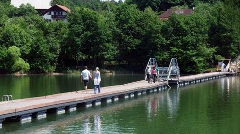 Mlad moški na Šmartinskem jezeru ustvaril preplah