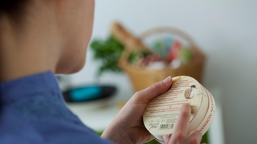 Uporabno do - zakaj nas proizvajalci zavajajo z datumi na živilih?