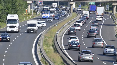 Na gorenjski avtocesti nastajajo zastoji (težave tudi na drugih cestah po državi)