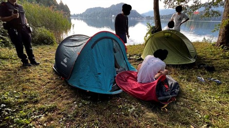 FOTO: Pamet v roke! Nočitev v naravi s pogledom na blejski otok vas lahko stane 200 evrov na osebo