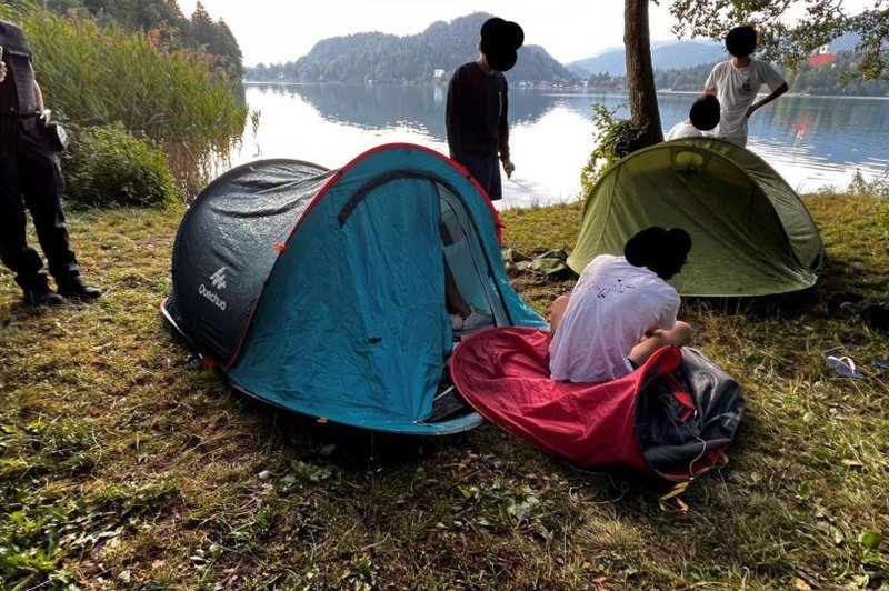 FOTO: Pamet v roke! Nočitev v naravi s pogledom na blejski otok vas lahko stane 200 evrov na osebo (foto: Medobčinski inšpektorat in redarstvo občin Bled, Bohinj in Železniki.)