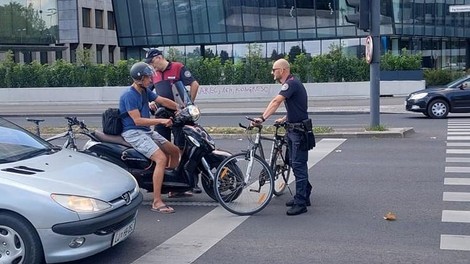 Pogumno in drzno: mestna redarja sta ustavila motorista na skuterju, on pa jima je hladnokrvno pobegnil