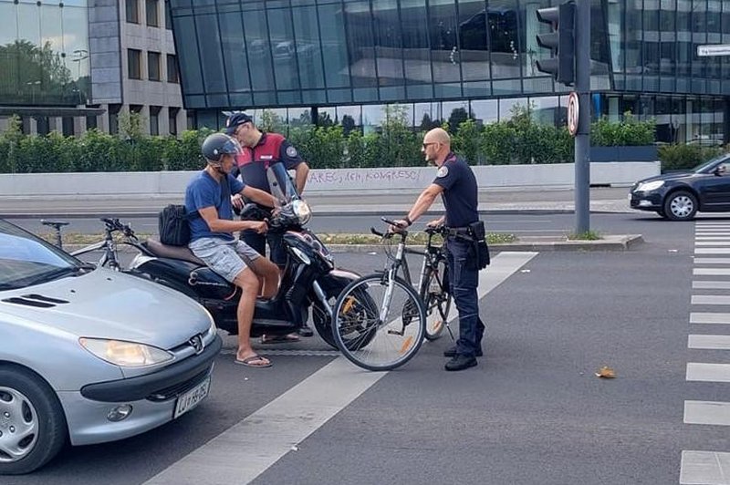 Pogumno in drzno: mestna redarja sta ustavila motorista na skuterju, on pa jima je hladnokrvno pobegnil (foto: Facebook/Janez Stariha)