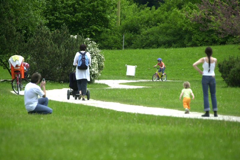 Eno najbolj obiskanih otroških igrišč v Ljubljani je dobilo NOVO podobo, a padajo tudi kritike ... (foto: Bobo)