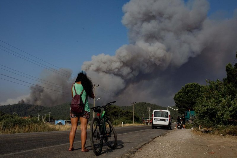 Zaradi požara so morali evakuirati tudi hotele (foto: Profimedia)