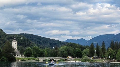 Filmska akcija na Bohinjskem jezeru: 4 gasilska vozila, policija in civilna zaščita. Koga so iskali? (FOTO)