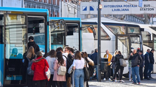 Še znani poslanec ima vsega vrh glave: ujet v kaosu na avtobusni postaji, šoferji pa ... (foto: Bobo)