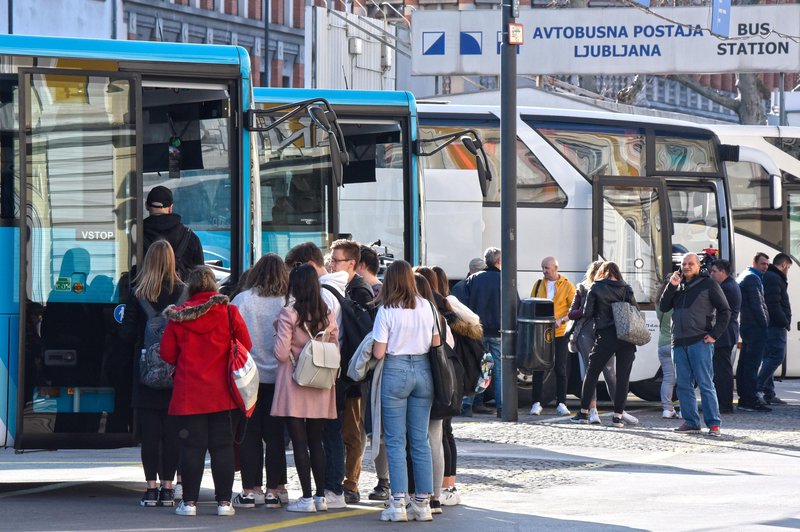 Še znani poslanec ima vsega vrh glave: ujet v kaosu na avtobusni postaji, šoferji pa ... (foto: Bobo)