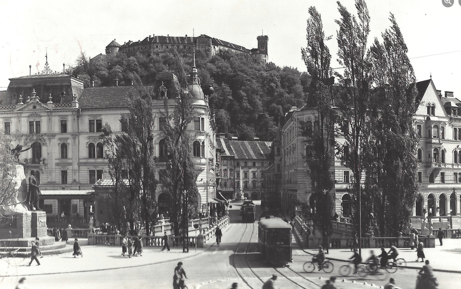 Na fotografiji center Ljubljane kot je bil nekoč, ko je po prestolnici še vozil tramvaj. Datum nastanka fotografije ni znan.