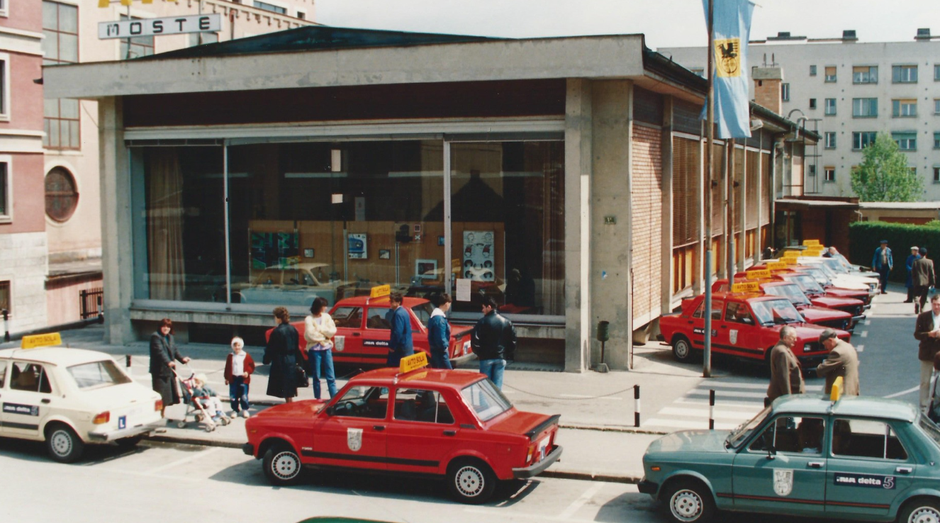 Se še spomnite legendarnega avtomobila Zastava 101? Tako jih je neznani fotograf ujel v objektiv v Mostah. Letnica nastanka fotografije …