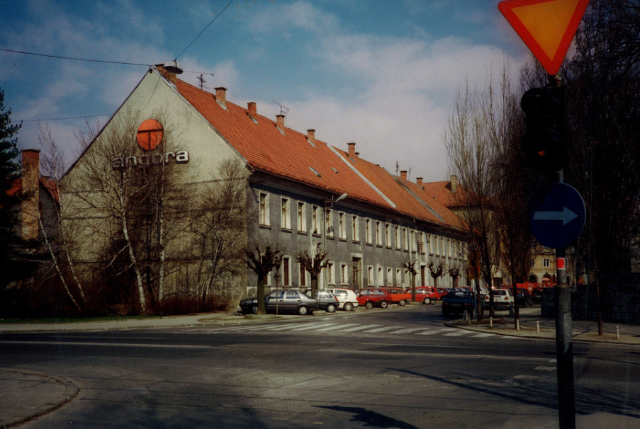 Stavba, v kateri je bila nekdanja tovarna pletenin Angora, poleg ljubljanskih Križank.