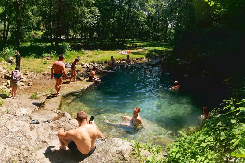 V teh dneh številni ohladitev iščejo v naravnih kopališčih, ampak Agencija RS za okolje opozarja, zakaj tega nikar ne počnite (foto: Bobo)