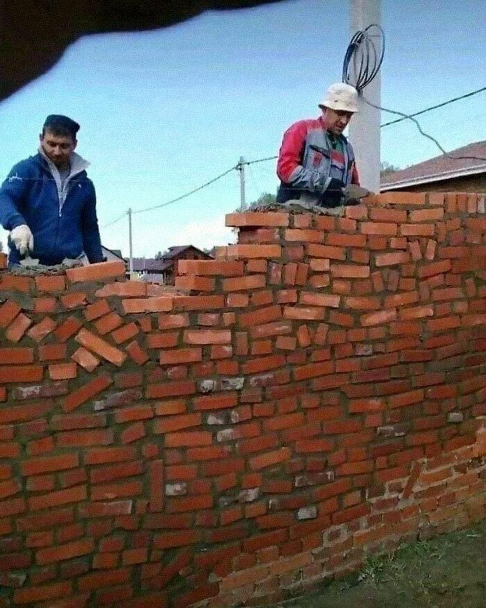 Poznate še večje nesposobneže? Ko boste videli, kako so namestili klimo, boste ostali brez besed