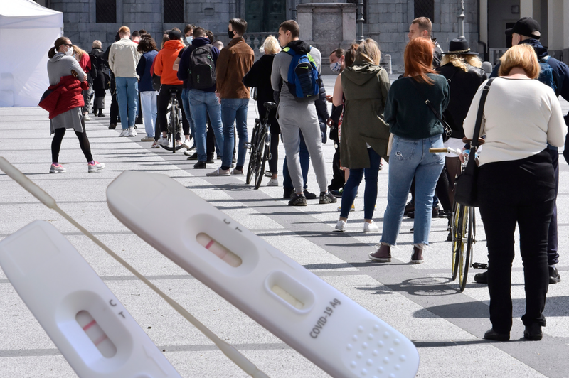 Se bomo kljub okužbi s koronavirusom zares lahko prosto sprehajali po državi? (foto: Bobo/Uredništvo/fotomontaža)