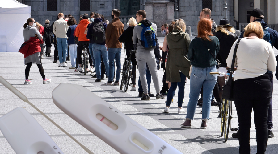 Se bomo kljub okužbi s koronavirusom zares lahko prosto sprehajali po državi? (foto: Bobo/Uredništvo/fotomontaža)