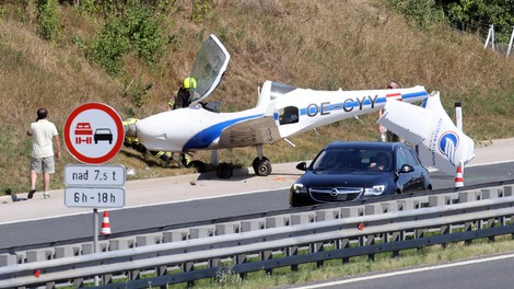 Letalo z gorenjske avtoceste postalo zvezda družbenih omrežij