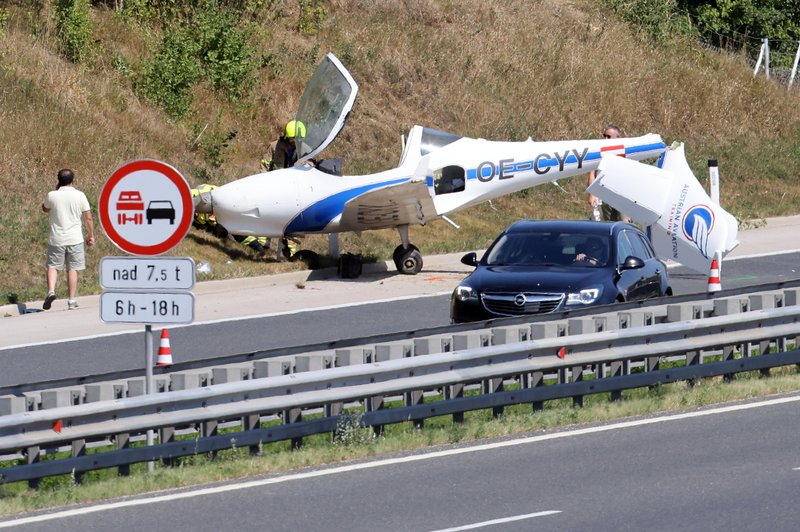 Letalo z gorenjske avtoceste postalo zvezda družbenih omrežij (foto: Bobo)