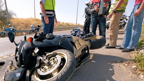 Črna sobota: motorist trčil v traktor, pomoč je zanj prišla prepozno