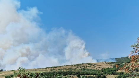 Dolga noč za gasilce, ki gasijo požar pod Socerbom