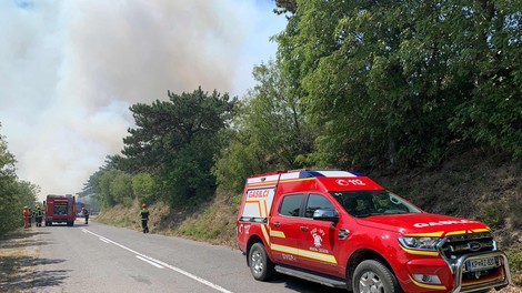 Gasilci potrebujejo več pomoči: močna burja otežuje gašenje požara pod Socerbom