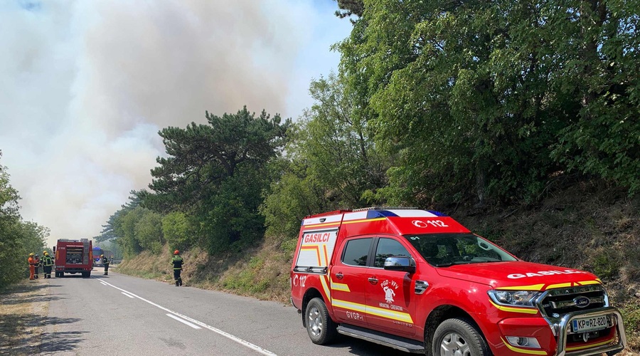 Gasilci potrebujejo več pomoči: močna burja otežuje gašenje požara pod Socerbom (foto: Bobo)