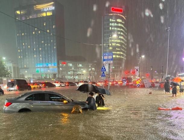 VIDEO: Zaradi rekordne količine dežja se je TO mesto spremenilo v reko (foto: Twitter/salmahlwh)