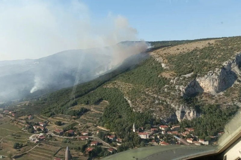 Požar pod Socerbom: gasilci optimistično pričakujejo noč (foto: Facebook/Uprava Republike Slovenije za zaščito in reševanje)