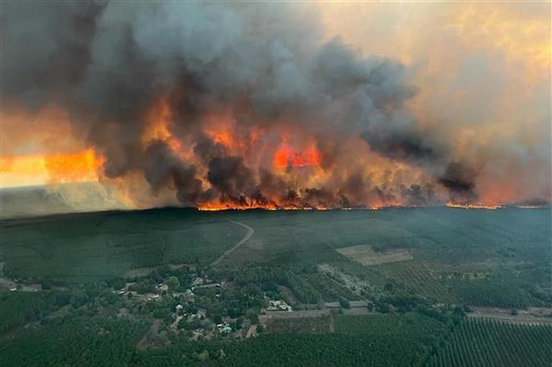 Gori najbolj znana vinska regija na svetu. Kako dolgo se nam bo narava še maščevala? (foto: Twitter/pinaki222)