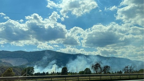 Gasilci imajo polne roke dela: zagorelo tudi pri Radovljici