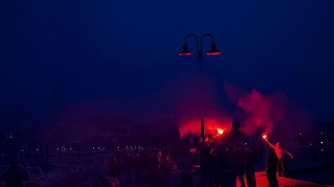 VIDEO: Splitski navijači v središču mesta sejali strah