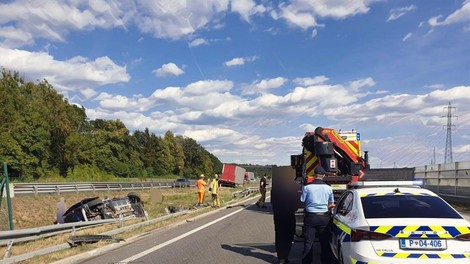 Prometna nesreča na gorenjski avtocesti, udeležena tovorno vozilo in osebni avto