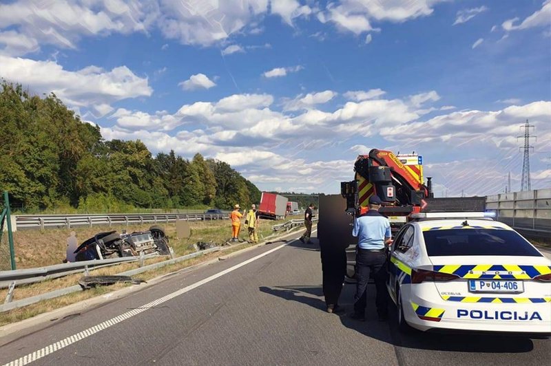 Prometna nesreča na gorenjski avtocesti, udeležena tovorno vozilo in osebni avto (foto: Facebook/Policijska uprava Kranj)