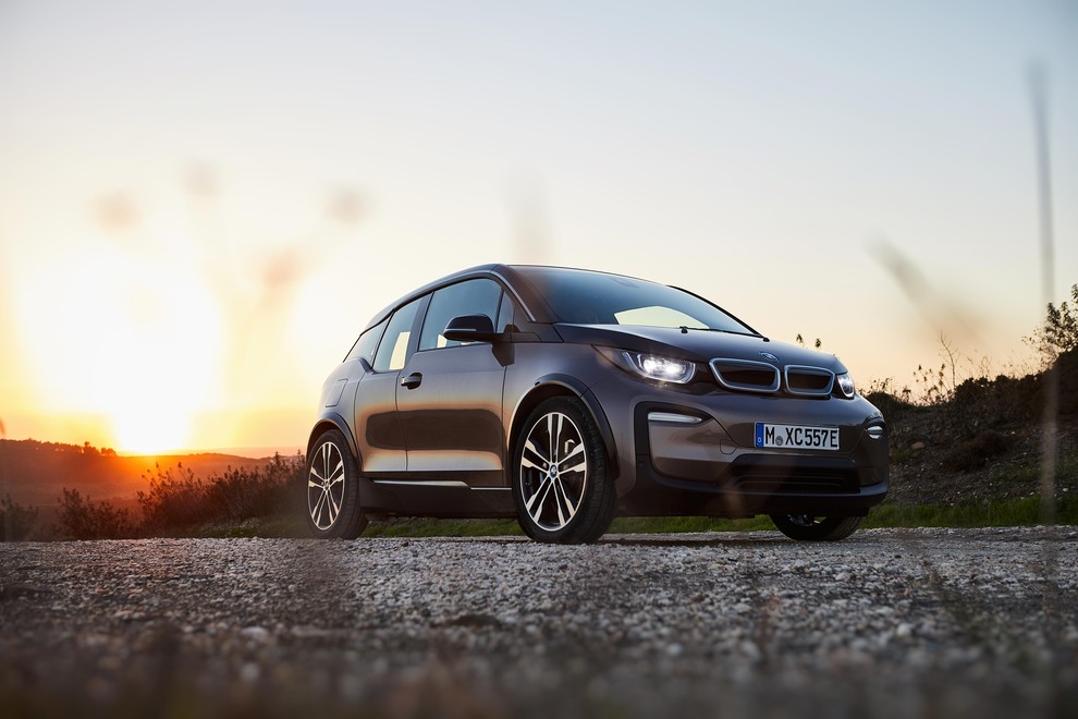 BIK - BMW i3 Biki imajo radi udobje, zato je električno vozilo BMW i3 v beli barvi zanje odlična izbira. …