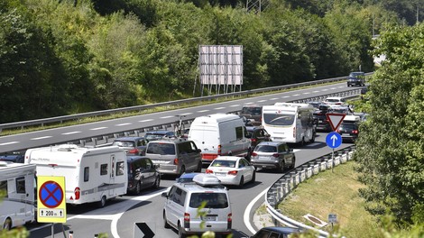 Dolge kolone vozil na mejnih prehodih: kje boste čakali več kot dve uri?