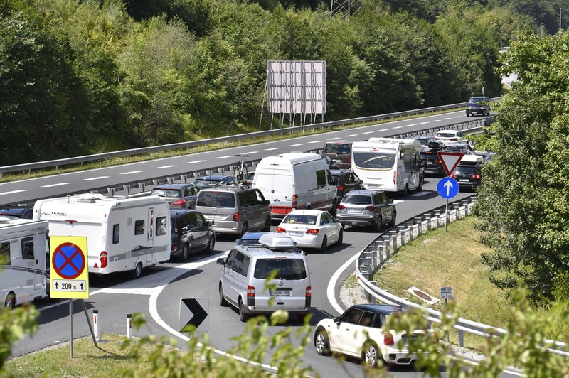 Dolge kolone vozil na mejnih prehodih: kje boste čakali več kot dve uri? (foto: Bobo)