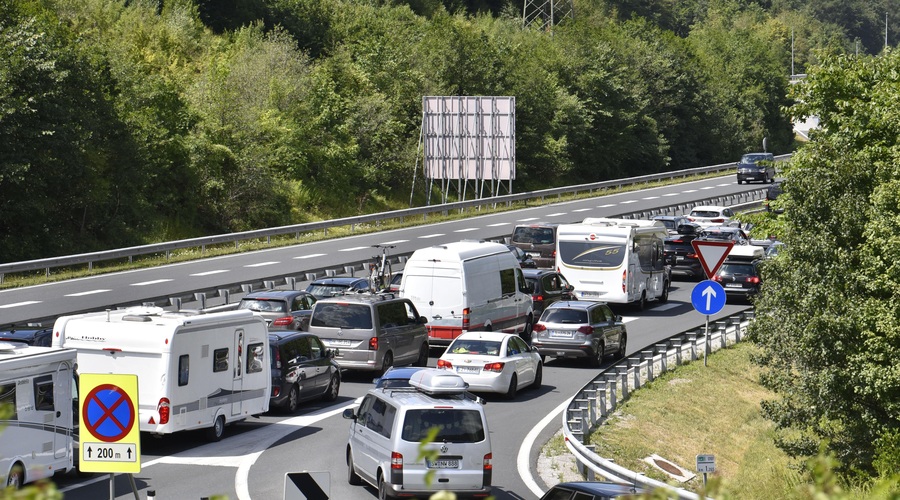 Ne odhajajte proti obali! Nesreče, zastoji, kolone... (foto: Bobo)