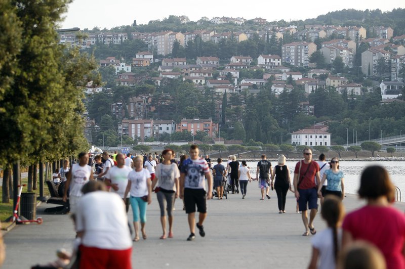 Na Obali si manejo roke: tak turistični obisk so zabeležili! (foto: Bobo)